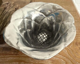 Bol de aleación de plata vintage, con borde festoneado y diseño floral.