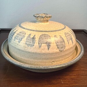 Piatto da portata bombato in ceramica da studio, firmato