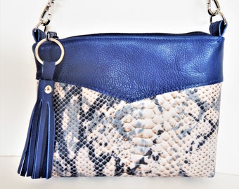 Wytłaczana torba typu crossbody ze skóry krokodyla i niebieskiej skóry. Skórzana torba typu crossbody lub na ramię ze skóry krokodyla w kolorze niebieskim. Vine and Branch Studio.