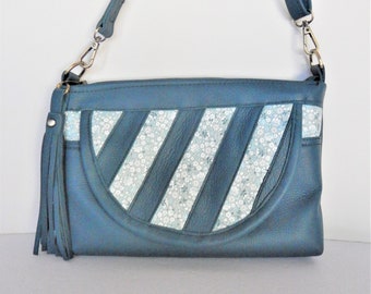 Zacht, groenblauw leer met bloemen bekleding, crossbody tas of schoudertas.  Vine en Branch Studio.