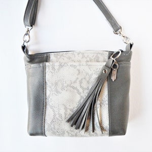 Szara skóra, torba typu crossbody lub na ramię z pytona. Vine and Branch Studio.