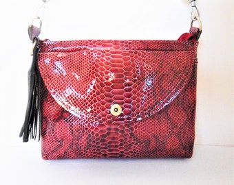 Sac à bandoulière en cuir python verni rouge, ou sac à bandoulière.  Studio de vigne et de branche.