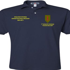 1st Infantry Division* The Big Red One* Oorlogsveteraan in Irak*Operation Iraqi Freedom*2003-2011*Geborduurd links-rechts poloshirt.