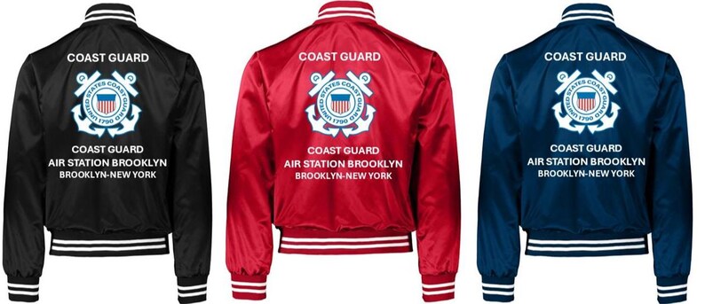 Puede incluir: Tres chaquetas bomber de sat&eacute;n en negro, rojo y azul marino. Cada chaqueta presenta pu&ntilde;os y cuello a rayas blancas, y el texto "COAST GUARD" encima de un emblema de la Guardia Costera y el texto "AIR STATION BROOKLYN BROOKLYN-NEW YORK."