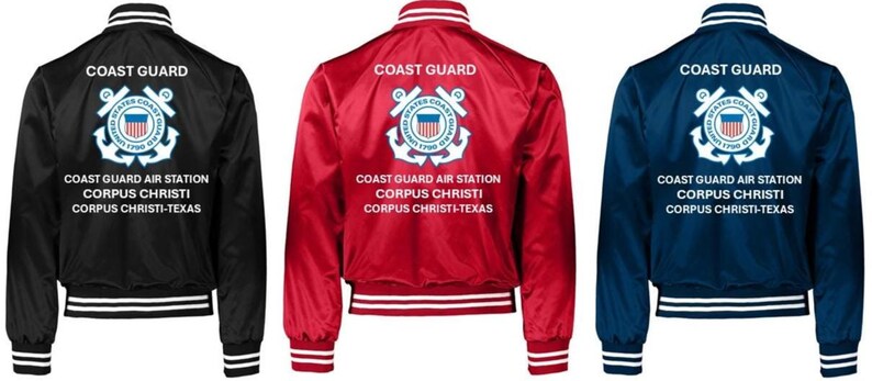 Puede incluir: Tres chaquetas bomber de sat&eacute;n en negro, rojo y azul marino. Cada chaqueta tiene pu&ntilde;os y cuello a rayas blancas y negras. La parte trasera de cada chaqueta muestra las palabras "COAST GUARD" encima de un emblema de la Guardia Costera y el texto "COAST GUARD AIR STATION CORPUS CHRISTI-TEXAS."