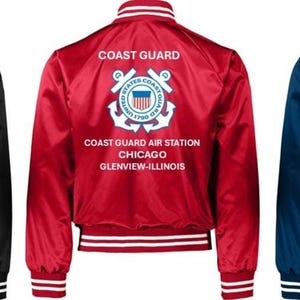 Puede incluir: Tres chaquetas bomber de sat&eacute;n en negro, rojo y azul marino. Cada chaqueta tiene pu&ntilde;os, cuello y dobladillo de canal&eacute; blancos. La parte trasera de cada chaqueta muestra las palabras "COAST GUARD" sobre un emblema de la Guardia Costera y el texto "COAST GUARD AIR STATION CHICAGO GLENVIEW-ILLINOIS."