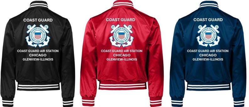 Puede incluir: Tres chaquetas bomber de sat&eacute;n en negro, rojo y azul marino. Cada chaqueta tiene pu&ntilde;os, cuello y dobladillo de canal&eacute; blancos. La parte trasera de cada chaqueta muestra las palabras "COAST GUARD" sobre un emblema de la Guardia Costera y el texto "COAST GUARD AIR STATION CHICAGO GLENVIEW-ILLINOIS."