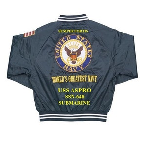 Puede incluir: Una chaqueta bomber azul oscuro con cuello y puños a rayas blanco y negro. La parte posterior de la chaqueta presenta un sello de la Marina de los Estados Unidos bordado con las palabras "United States Navy" y "World's Greatest Navy". Debajo del sello está el texto "USS ASPRO SSN-648 SUBMARINE".
