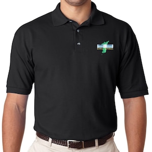 Könnte beinhalten: Schwarzes Poloshirt mit einem koreanischen Kriegsveteranen-Patch, der eine grüne und blaue Umrandung der koreanischen Halbinsel mit dem Text "Korea Veteran" darunter zeigt.
