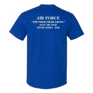 Könnte beinhalten: Königsblaues T-Shirt mit weißem Text, der "AIR FORCE "THUNDER FROM ABOVE" OSAN AIR BASE SOUTH KOREA ROK" lautet.