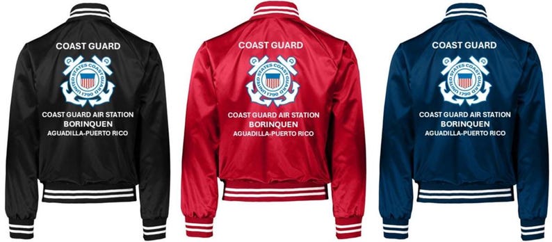 Puede incluir: Tres chaquetas bomber de sat&eacute;n en negro, rojo y azul marino. Cada chaqueta tiene pu&ntilde;os, cuello y dobladillo a rayas blancas. La parte posterior de cada chaqueta muestra las palabras "COAST GUARD" sobre un emblema de la Guardia Costera y el texto "COAST GUARD AIR STATION BORINQUEN AGUADILLA-PUERTO RICO."