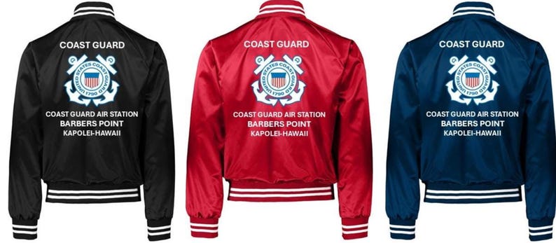 Puede incluir: Tres chaquetas bomber de sat&eacute;n en negro, rojo y azul marino. Cada chaqueta tiene pu&ntilde;os, cuello y dobladillo a rayas blancas. La parte trasera de cada chaqueta muestra las palabras "COAST GUARD" sobre un emblema de la Guardia Costera y el texto "COAST GUARD AIR STATION BARBERS POINT KAPOLEI-HAWAII."