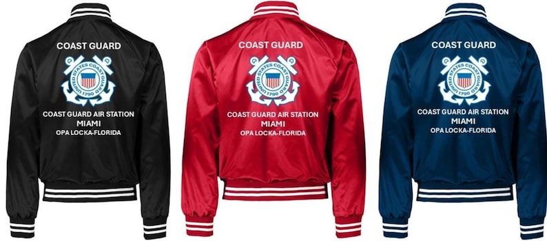 Puede incluir: Tres chaquetas bomber de la Guardia Costera de sat&eacute;n en negro, rojo y azul marino. Cada chaqueta tiene pu&ntilde;os, cuello y dobladillo a rayas blancas. El emblema de la Guardia Costera y el texto "COAST GUARD AIR STATION MIAMI OPA LOCKA-FLORIDA" est&aacute;n impresos en la espalda.