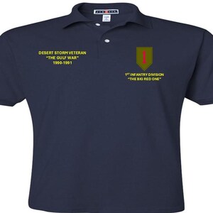 1st Infantry Division* The Big Red One* Desert Storm-veteraan*De Golfoorlog 1990-1991*Geborduurd links-rechts poloshirt.