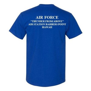 Pode incluir: Camiseta azul royal com texto branco que diz "AIR FORCE" "THUNDER FROM ABOVE" "AIR STATION BARBERS POINT HAWAII"
