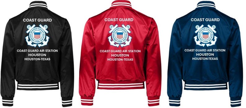 Puede incluir: Tres chaquetas bomber de sat&eacute;n en negro, rojo y azul marino. Cada chaqueta presenta ribetes blancos y azules, un cuello blanco y las palabras "COAST GUARD" sobre un emblema de la Guardia Costera. Debajo, se lee "COAST GUARD AIR STATION HOUSTON HOUSTON-TEXAS."