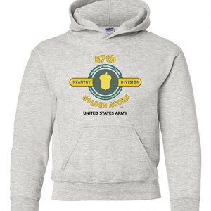 Può includere: Una felpa con cappuccio grigia con una grafica verde e gialla dell'emblema della 87a Divisione di Fanteria. L'emblema presenta una ghianda e il testo "Golden Acorn" e "United States Army".