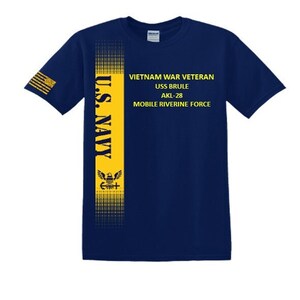 Könnte beinhalten: Ein marineblaues T-Shirt mit einem gelben Streifen an der Seite. Der Streifen zeigt die Worte "U.S. NAVY" und einen stilisierten Adler und Anker. Das Shirt trägt außerdem den Aufdruck "VIETNAM WAR VETERAN USS BRULE AKL-28 MOBILE RIVERINE FORCE" auf der Vorderseite.
