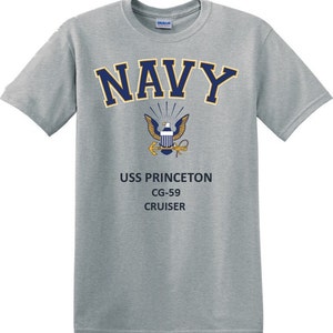 Könnte beinhalten: Ein graues T-Shirt mit einem dunkelblauen "NAVY"-Text und einem goldenen Adleremblem. Der Text "USS PRINCETON CG-59 CRUISER" ist unter dem Emblem gedruckt.
