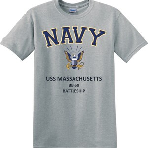 Könnte beinhalten: Graues T-Shirt mit einem marineblauen "NAVY"-Motiv, einem goldenen Adleremblem und dem Text "USS MASSACHUSETTS BB-59 BATTLESHIP".