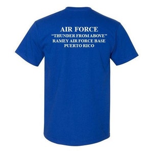 Puede incluir: Camiseta azul real con texto blanco que dice "AIR FORCE" "THUNDER FROM ABOVE" "RAMEY AIR FORCE BASE" "PUERTO RICO"