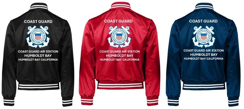 Puede incluir: Tres chaquetas bomber de sat&eacute;n en negro, rojo y azul marino. Cada chaqueta tiene pu&ntilde;os, cuello y dobladillo a rayas blancas. La parte posterior de cada chaqueta muestra el texto "COAST GUARD" sobre un emblema de la Guardia Costera y el texto "COAST GUARD AIR STATION HUMBOLDT BAY-CALIFORNIA."