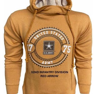 Könnte beinhalten: Senffarbener Kapuzenpullover mit Kordelzug und großem kreisförmigen Emblem. Das Emblem zeigt die Worte "UNITED STATES ARMY" um einen Stern und den Text "32ND INFANTRY DIVISION RED ARROW". Der Hoodie hat eine Reißverschlusstasche.