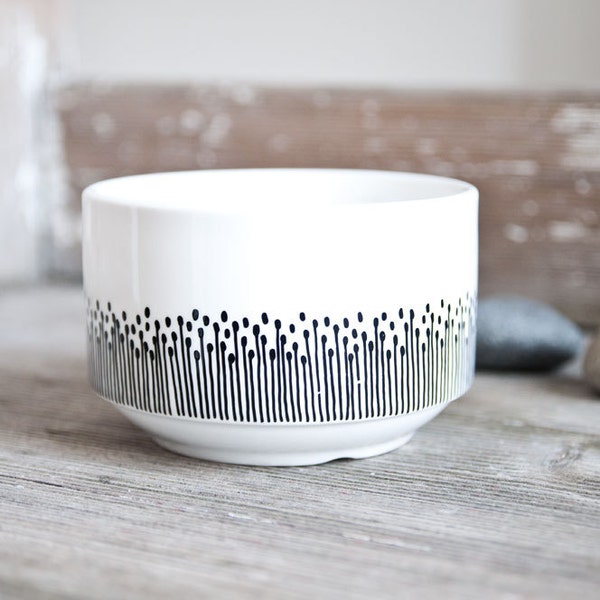 Hand-painted bowl "somewhat angular", black and white