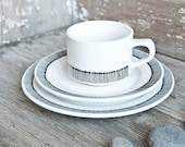 Hochzeitsgeschenk: Handbemalte Teetasse, Unterteller, Teller im Set "somewhat angular"