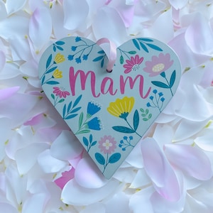Mam plaque (wooden decoration finished with a ribbon)