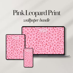 Puede incluir: Un paquete de fondos de pantalla digitales con un diseño de estampado de leopardo rosa. La imagen muestra un portátil, una tableta y un smartphone, cada uno mostrando el mismo patrón. El texto "Pink Leopard Print wallpaper bundle" está en la parte superior.