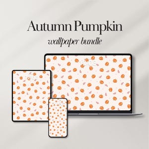 Può includere: Un pacchetto di sfondi digitali intitolato Autumn Pumpkin con un motivo ripetuto di zucche arancioni e piccole foglie su uno sfondo color crema chiaro, visualizzato su un portatile, un tablet e uno smartphone con un orologio digitale.