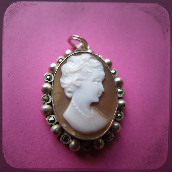 Ancien pendentif Camée avec portrait de femme entouré d'argent et  de strass