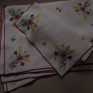 set di 8 tovagliette ricamate con fiori e colori della Francia vintage Francia 1950