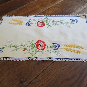 Blu Bianco Rosso . Fiordalisi Margherite Papaveri . Fiori Emblema della FRANCIA . 14 luglio . Ricami.  Handmade.Mat vintage Francia.