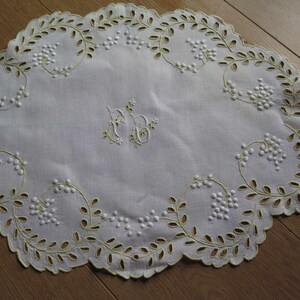 Muy hermosos bordados para este tapete - Monograma FB de la época de Napoleón III. FRANCIA vintage