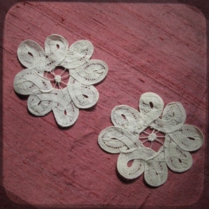 Set of two Antique lace flower appliques - Vintage Fine Handmade Fashion from France