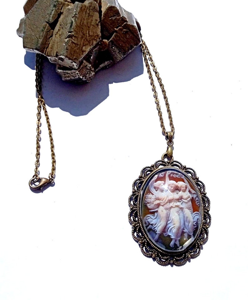 Collier grand cabochon de verre, 2 modèle à choisir, Marie Antoinetes, ou les 3 muses image 3