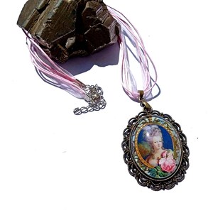 Collier grand cabochon de verre, 2 modèle à choisir, Marie Antoinetes, ou les 3 muses image 2