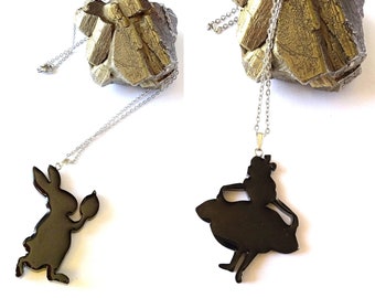 Collier "Pays des merveilles" Alice ou Lapin préssé, au choix ! Chacun réalisé en résine par mes soins, personalisable