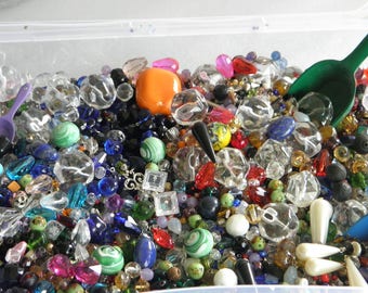 Lot de 90gr de perles vintage (neuves !) et récentes en vrac - verre, céramique, résine, gemme...