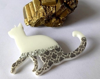 2 modèles à choisir ! Broche chat en résine et dentelle, blanc, noir et argenté  6/7 cm