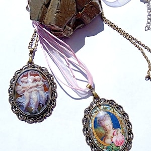 Collier grand cabochon de verre, 2 modèle à choisir, Marie Antoinetes, ou les 3 muses image 1