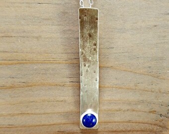 Blaue Lapis Lazuli Vertikale Bar Anhänger Halskette, Minimaler Moderner Zeitgenössischer Messingschmuck, Lange schmale gehämmerte Layering Stone Halskette