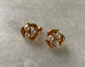 Vintage 1950s Napier Gold Tone Pearl Cluster Screw Back Clip on Earrings