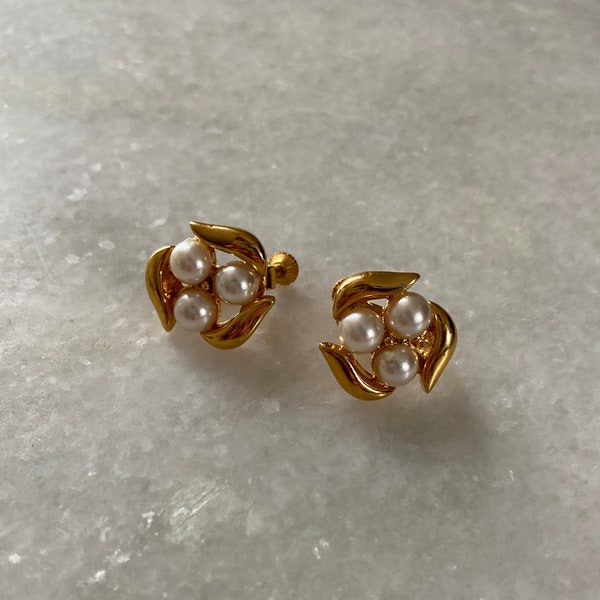 Vintage 1950s Napier Gold Tone Pearl Cluster Screw Back Clip on Earrings
