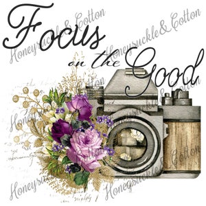 Pode incluir: Uma ilustração em aquarela de uma câmera vintage com um buquê de rosas roxas e cor-de-rosa, detalhes dourados e o texto "Focus on the Good".