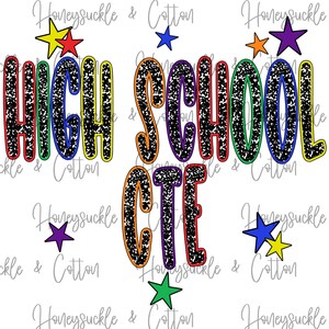 Könnte beinhalten: Auf weißem Hintergrund stehen die Worte "HIGH SCHOOL CTE" in großen, farbigen Buchstaben mit einer gesprenkelten schwarzen Füllung. Bunte Sterne umgeben den Text. Der Text hat eine Regenbogenkontur.