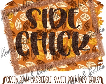 Könnte beinhalten: Herbstliches Grafikdesign mit den Worten "SIDE CHICK" in dunkelbraunen Glitzerbuchstaben. Der Hintergrund zeigt ein Muster aus Herbstblättern in Braun-, Orange- und Cremetönen. Darunter ist eine Liste von Thanksgiving-Beilagen abgebildet.