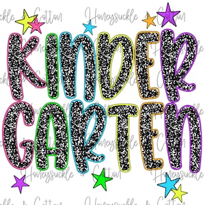 Peut inclure: Graphique coloré avec l'inscription "KINDER GARDEN" en grandes lettres noires mouchetées, chacune soulignée d'une couleur vive différente. Le design est orné d'étoiles roses, jaunes, bleues, vertes et violettes.